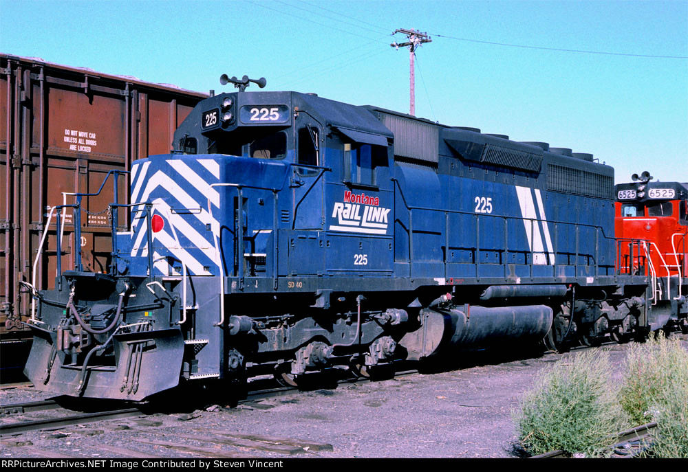 MRL SD40 #225 lays over in UP yard with EIRR transfer train power.